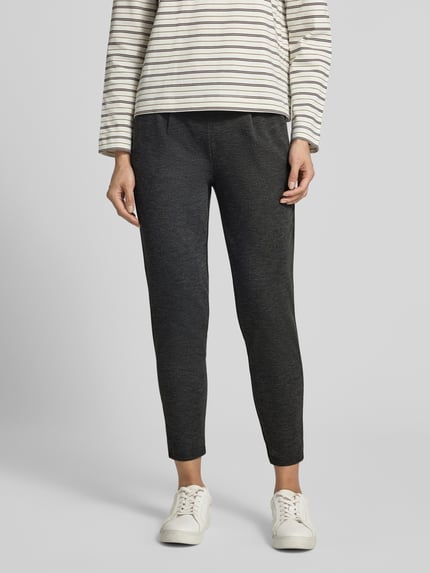 Frauenmodel trägt Sweatpants mit elastischem Bund Modell 'KATE' von ICHI, dunkles Grau, Material-Mix mit Viskose, verkürzte Passform, Ganzkörperansicht von vorne.
