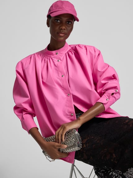 Vrouwenmodel draagt Regular Fit blouse met lange mouwen van puur katoen, opstaande kraag, doorlopende knoopsluiting, Iro, ruglengte maat 36: 77 cm, mouwlengte maat 36: 62 cm, vooraanzicht, Nahaufnahme Oberkörper.