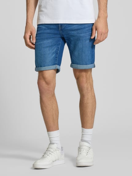 Männermodel trägt Regular Fit Jeansshorts aus Baumwoll-Mix Modell 'PLY' von Only & Sons, Denim-Optik, Label-Patch, 5-Pocket-Design, Ganzkörperansicht von vorne.