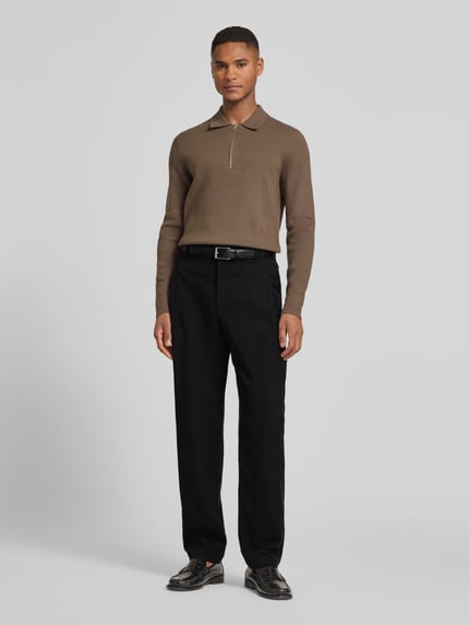 Männermodel trägt Regular Fit Hose mit Leinen-Anteil von Emporio Armani aus Lyocell-Mix, Schwarz, Eingrifftaschen, Ganzkörperansicht von vorne.
