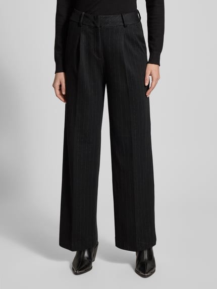 Frauenmodel trägt Regular Fit Weite Hose mit Baumwoll-Anteil von Tom Tailor, Optik: Unifarben, Muster: Gestreift, Label-Patch, Effektgarn, Gürtelschlaufen, Verschluss: Schiebehaken und verdeckter Reißverschluss, seitliche Eingrifftaschen, dunkle Farbtöne, glatte Textur, Ganzkörperansicht von vorne.