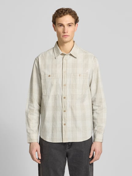 Mannenmodel draagt Freizeithemd met Kentkraag Modell 'Cooper' van Wood Wood, katoen, regular fit, borstzakken, voorkant volledig zichtbaar.