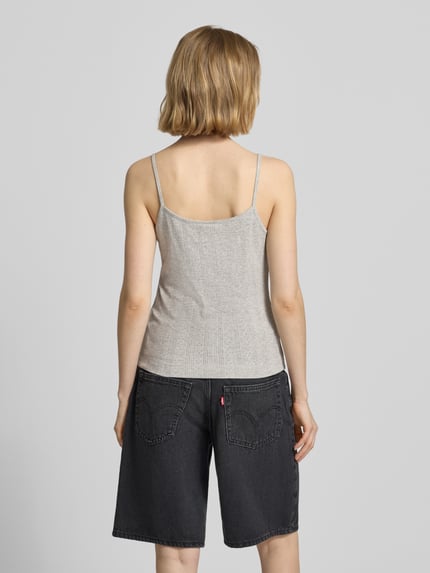Vrouwenmodel draagt Regular Fit Top uit puur katoen model 'MARIE' van Pieces, effen structuur, ronde hals, mouwloos, achteraanzicht.