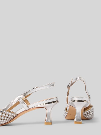 Productfoto, Pumps met siersteentjes van ALMA EN PENA in zilver, spitse voorkant, riempjes met doornsluiting, naaldhak 7 cm.