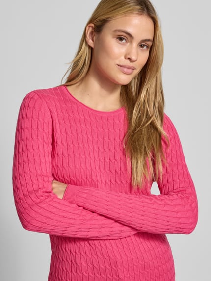 Frauenmodel trägt Slim Fit Strickpullover mit Zopfmuster von Christian Berg Woman in Pink, Baumwoll-Mix, Nahaufnahme Oberkörper.