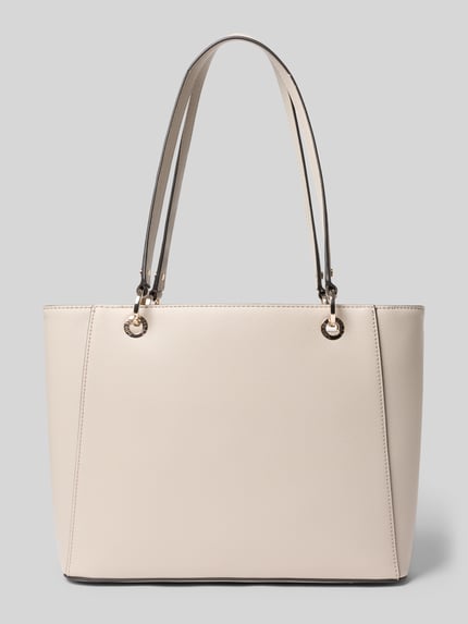 Produktfoto, cremefarbene Handtasche mit Logo-Detail Modell 'NOELLE' von GUESS, strukturierte Oberfläche, silberfarbene Details, Kontext: Damen Handtasche mit Reißverschluss, schmale Schulterriemen, Maße 40x27x10 cm, Schulterriemenlänge 62 cm