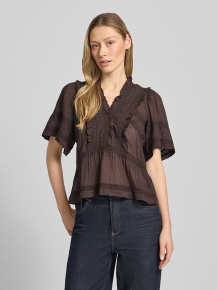 Vrouwenmodel draagt Blusenshirt mit Häkelspitze Modell 'Evienne' van Neo Noir in bruin katoen, getailleerde fit, V-hals, korte mouw, zoomdetails, voorkant bovenlichaam close-up.