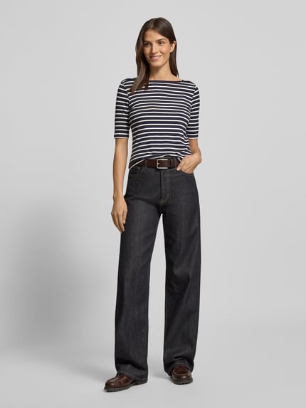 Frauenmodel trägt T-Shirt mit U-Boot-Ausschnitt von comma im Viskose-Elasthan-Mix, Slim Fit, gestreift, 1/2-Ärmel, Ganzkörperansicht von vorne.