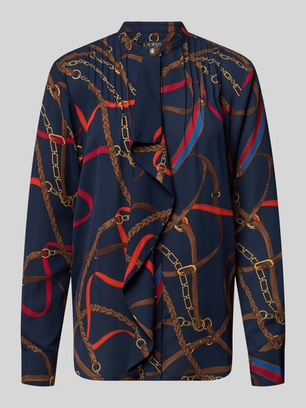 Frauenmodel trägt Regular Fit bluzkę z falbanami model 'JASLIE' od Lauren Ralph Lauren, wzór na całej powierzchni, okrągły dekolt, zapięcie na guzik, długość tyłu 66 cm, długość rękawów 59 cm, Ganzkörperansicht von vorne.