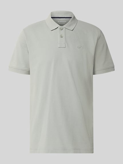 Produktfoto, Regular Fit Poloshirt aus Baumwoll-Mix von Tom Tailor in hellem Grau mit glatter Textur und kurzen Ärmeln vor weißem Hintergrund