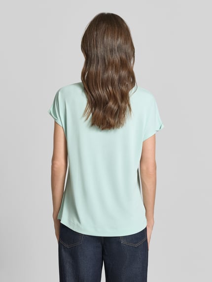 Kobieta modelka nosi damski t-shirt Regular Fit T-Shirt mit Rundhalsausschnitt von Christian Berg Woman, mieszanka modalu, okrągły dekolt, krój regular fit, zakończenia rękawów na stałe, długość tyłu w rozmiarze S: 64 cm, widok całej sylwetki z tyłu.