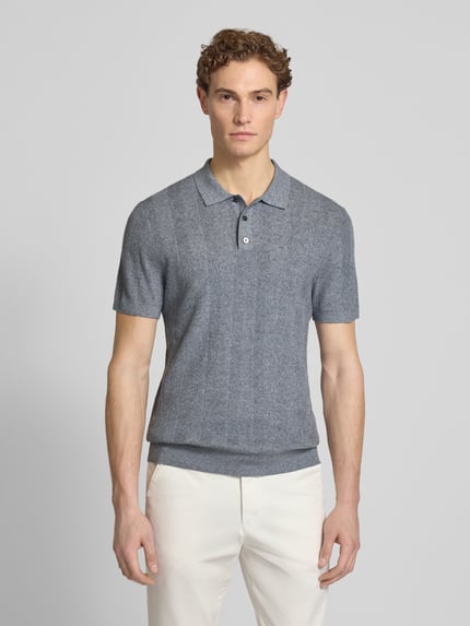 Mannenmodel draagt Slim Fit Poloshirt met knoopsluiting van Profuomo, mix van katoen en linnen, structuurpatroon, ruglengte maat M 70 cm, geheel aanzicht van voren.