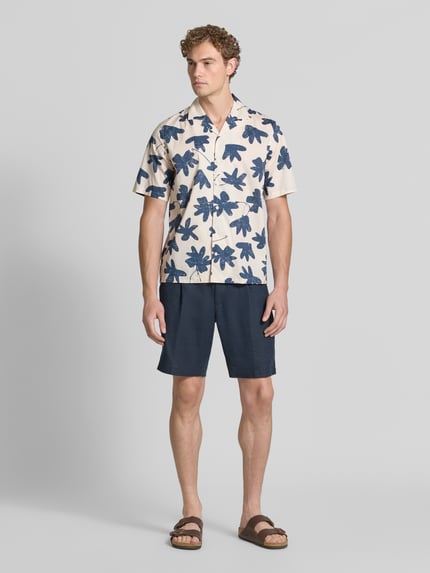 Männermodel trägt Regular Fit Freizeithemd aus Baumwoll-Mix Modell 'Klampo' von Matinique mit floralen Mustern, Kurzarm, Ganzkörperansicht von vorne.