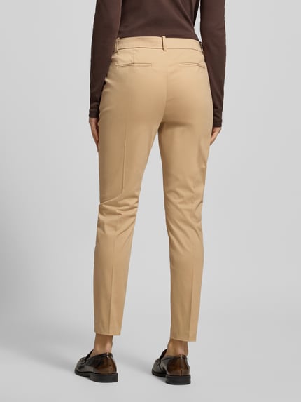 Vrouwenmodel draagt beige Stoffhose met französischen Eingrifftaschen Modell 'DAYS' van B.Young, rechte snit, achteraanzicht.
