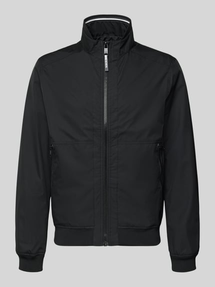 Produktfoto, Regular Fit Jacke mit Stehkragen von MCNEAL, czarna, suwak, kieszenie na zamek, elastyczne wykończenia, krój regular fit, długość pleców w rozmiarze M 64 cm, szerokość ramion w rozmiarze M 43 cm, szerokość klatki piersiowej w rozmiarze M 55 cm, długość rękawa w rozmiarze M 67 cm