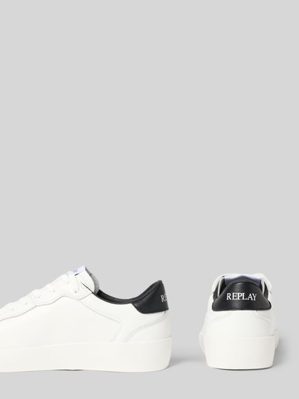 Produktfoto, Sneaker mit Logo-Details Modell 'RAPID' von Replay, weiß mit schwarzer Ferse, strukturierte Sohle, glatte Oberfläche