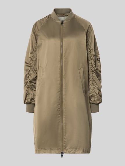 Produktfoto, Regular Fit Jacke mit Stehkragen Modell 'Ali' von Beaumont Amsterdam, beige, glatte und leicht glänzende Oberfläche, Raffung an Ärmeln, Zweiwege-Reißverschluss, Eingrifftaschen, elastische Ärmelabschlüsse, Rückenlänge 97 cm, Schulterbreite 47 cm, Brustweite 55 cm, Ärmellänge 60 cm.