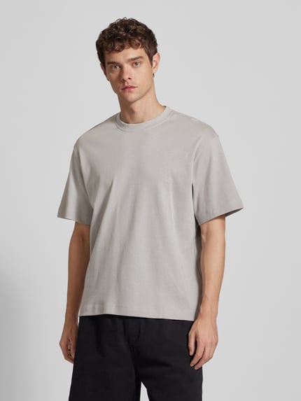 Männermodel trägt Herren T-Shirt mit Rundhalsausschnitt Modell 'EURBAN EDGE' von Jack & Jones in Grau, Reine Baumwolle, Modern Fit, Ganzkörperansicht von vorne. Rückenlänge bei Größe M: 68 cm.
