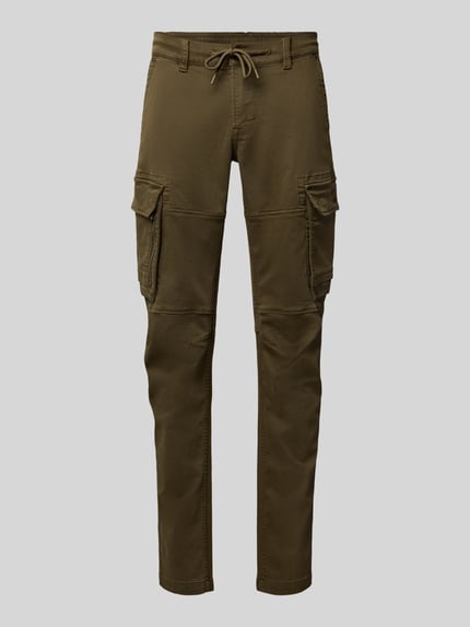 Produktfoto, Cargohose mit Pattentaschen Modell 'EXPEDIZOR' von PME Legend in Olivgrün, Skinny Fit, sichtbare Textur und Details der Taschen, glatter Hintergrund, Gürtel mit Schnürung, Knopf- und Reißverschluss, seitliche Eingrifftaschen, Gesäßleistentaschen, Größe 32/32.