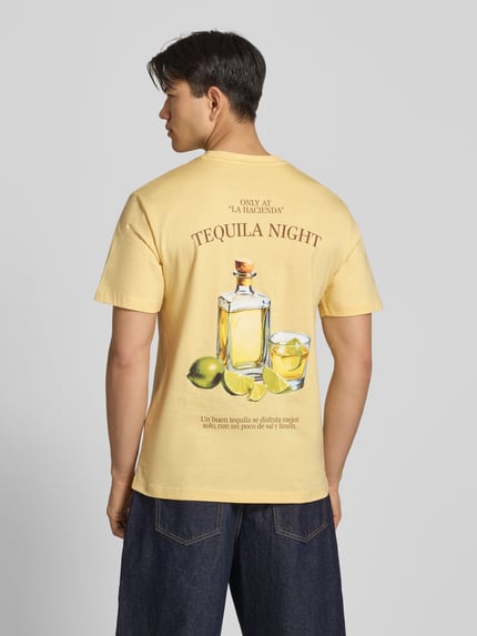 Männermodel trägt Herren T-Shirt Regular Fit T-Shirt aus reiner Baumwolle Modell 'FRED' von Only & Sons, Optik: Unifarben, Motiv-Print, Rundhals, Kurzarm, Jersey, Rückansicht Ganzkörperansicht.