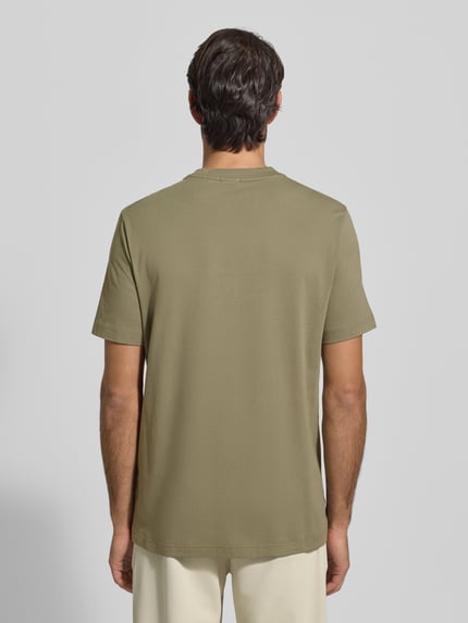 Männermodel trägt Regular Fit T-Shirt aus Baumwoll-Mix van BOSS Green, unie kleur, ronde hals, korte mouw, Ganzkörperansicht Rückansicht.