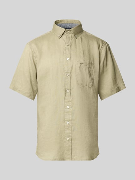 Produktfoto, Regular Fit Leinenhemd mit Button-Down-Kragen von Fynch-Hatton in Beige, reine Leinenstruktur, Brusttasche, Kurzarmschnitt