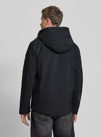 Mannelijk model draagt Jacke met Capuchon Model 'Maroon' van Peak Performance in zwart, regular fit, labelstitching, ritssluiting. Ruglengte maat M: 75 cm, schouderbreedte: 47 cm, borstwijdte: 57 cm, mouwlengte: 69 cm. Ganzkörperansicht Rückansicht.