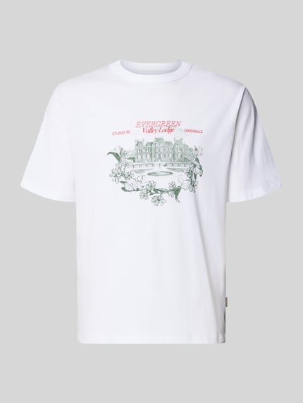 Produktfoto, białe T-Shirt mit Label-Print Modell 'NIAGARA' von Jack & Jones z nadrukiem z przodu, czysta bawełna, prosty krój, okrągły dekolt, długość tyłu w rozmiarze M: 67 cm