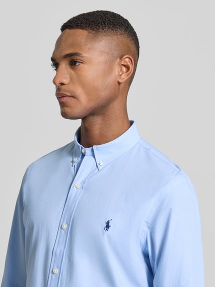 Męski model nosi Freizeithemd mit Label-Stitching od Polo Ralph Lauren, jasnoniebieski bawełna z elastanem, regular fit, widok z przodu, zbliżenie na górę.