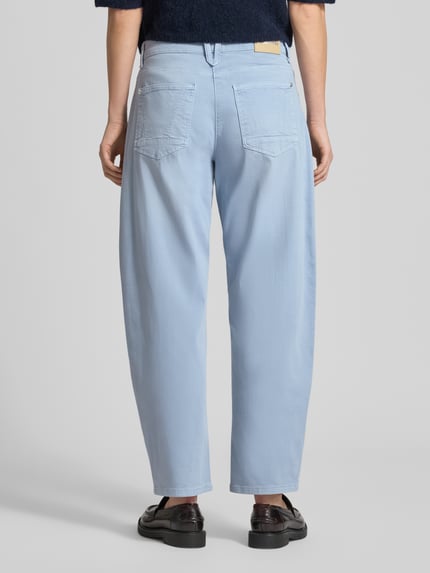 Vrouwenmodel draagt Wide Fit Jeans im 5-Pocket-Design Modell 'Danni' van MAC in lichtblauw, elastische katoenmix, achteraanzicht volledige lichaamsopname, binnenbeenlengte 72 cm, taillewijdte 40 cm, met knoop- en ritssluiting.
