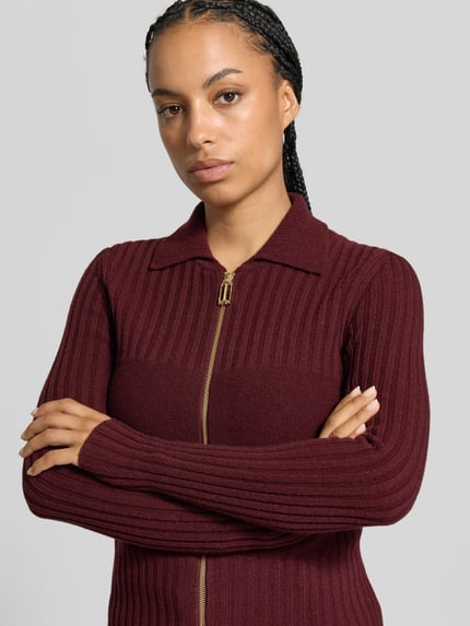Kobiece model prezentuje kurtkę wełnianą z mieszanki wełny i kaszmiru 'Wolljacke aus Woll-Kaschmir-Mix' od Victoria Beckham, efekt prążkowania, wykładany kołnierz, zamek błyskawiczny, krój skinny fit, długość tyłu w rozmiarze S: 52 cm, ujęcie: zbliżenie na górną część ciała.