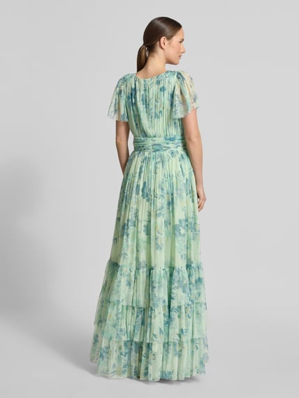 Vrouwenmodel draagt Regular Fit avondjurk met ruches van LACE & BEADS, mesh, getailleerde pasvorm, bloemen all-over print, ruglengte maat S: 155 cm, borstwijdte 38 cm, mouwlengte 23 cm, geheel in pastelgroen-blauwe tinten, stof met transparante structuur, detailrijke ruches, kort mouwdesign, V-hals, getailleerd silhouet, mesh details, bloemenprint, plooien, geheel zichtbaar, lichaamslengte, rugaanzicht.
