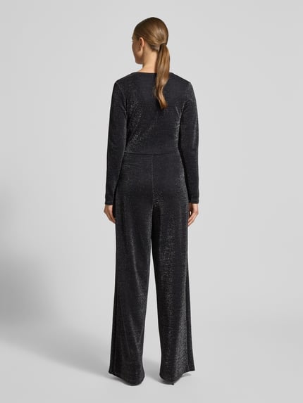 Frauenmodel trägt schimmernden Jumpsuit mit Knotendetail von Milano Italy in dunklem Farbton, Regular Fit, Ganzkörperansicht Rückansicht. Rückenlänge 42 cm, Brustweite 38 cm, Ärmellänge 62 cm, Gesamtlänge 160 cm, Innenbeinlänge 80 cm.