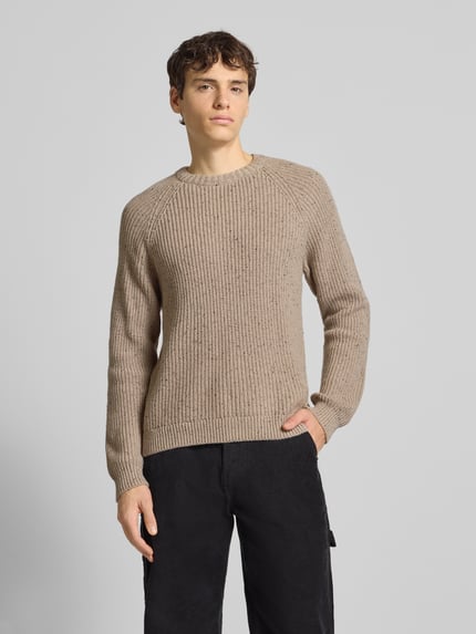 Männermodel trägt Regular Fit Strickpullover aus Baumwoll-Mix mit Woll-Anteil Modell 'LITUS' von Only & Sons, Melange-Optik, Ganzkörperansicht von vorne.