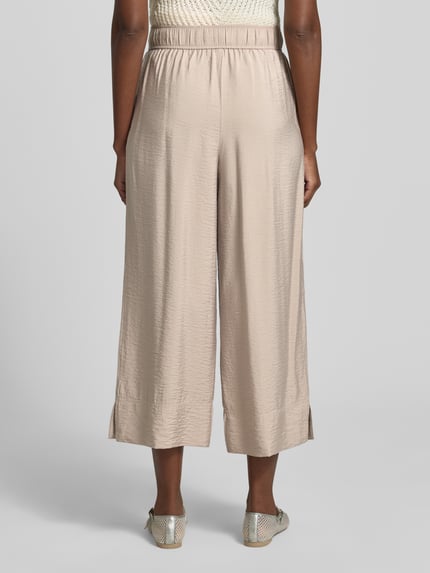 Vrouwenmodel draagt Regular Fit Culotte uit viscosemix van Tom Tailor in effen kleuren look, elastische boord, zij-steekzakken, popeline materiaalverwerking, all-over geen motief, tunnelkoord, ganzebekijk van achteren.