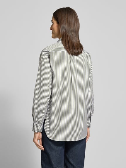 Frauenmodel trägt Hemdbluse mit Knopfleiste von Polo Ralph Lauren in Reine Baumwolle, Lockerer-Schnitt, Hemdblusenkragen, Label-Stitching, Rückenlänge 73 cm, Ärmellänge 56 cm, Ganzkörperansicht Rückansicht.