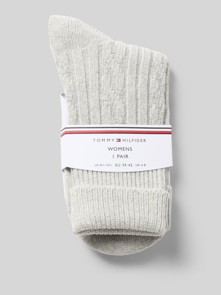 Produktfoto, Socken mit Logo-Detail von Tommy Hilfiger, unifarbenes Rippstrick-Design mit Zopfmuster und strukturierter Oberfläche