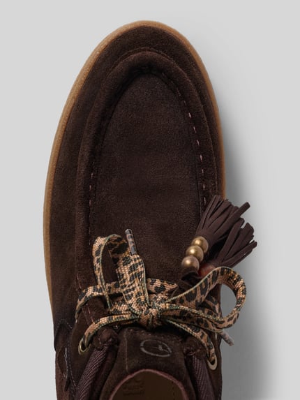 Produktfoto, Sneaker aus echtem Rindsleder von Tamaris aus dunkelbraunem Wildleder mit gemusterten Schnürsenkeln und Perlendetail, Damen Stiefel / Boots
