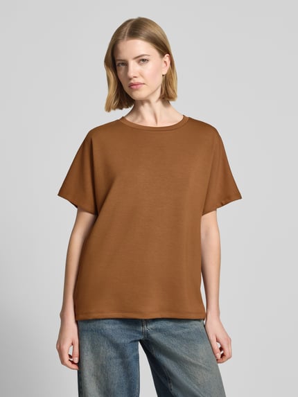 Frauenmodel trägt Damen T-Shirt mit Rundhalsausschnitt Modell 'BANU' von Soyaconcept im Relaxed-Fit aus Material-Mix mit Modal-Anteil, einfarbig braun mit glatter Textur, Ganzkörperansicht von vorne.