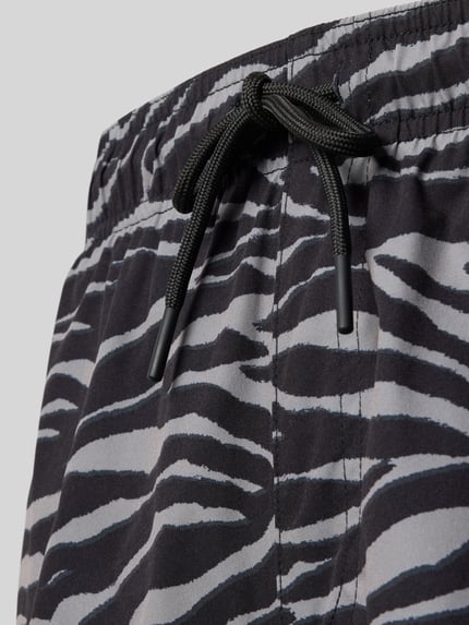 Produktfoto, Regular Fit Badeshorts mit Allover-Animal-Print Modell 'Maui' von Jack & Jones, elastischer Bund mit Tunnelzug, schwarze und graue Streifenmuster, glatte Textur