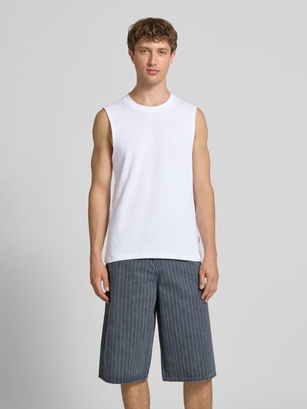 Mannenmodel draagt Tanktop met structuurmuster en ronde hals van Jack & Jones, puur katoen, regular fit, ruglengte maat M 67 cm, geheelvooraanzicht.