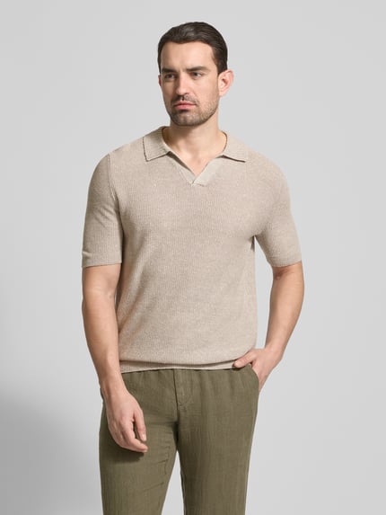 Männermodel trägt Slim Fit Poloshirt mit V-Ausschnitt van GRAN SASSO, mix van vlas en katoen, polokraag, beige tinten, ganzkörperansicht von vorne.