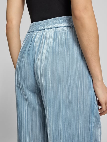 Vrouwenmodel draagt Weite Hose aus Viskose-Mix van Jake*s Casual in lichtblauw met plisséstructuur, detailopname van achteren