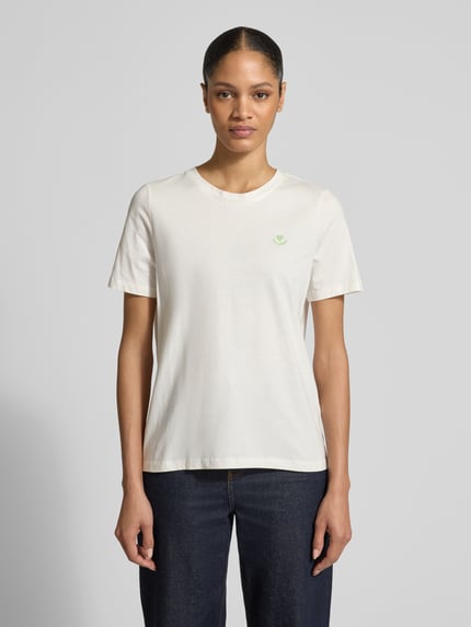 Vrouwenmodel draagt Regular Fit T-shirt uit puur katoen van s.Oliver RED LABEL, look: effen kleuren, pasvorm: regular fit, applicatie: borduursel, hals: ronde hals, mouwvorm: korte mouw, materiaal: puur katoen. Ganzkörperansicht van voren.