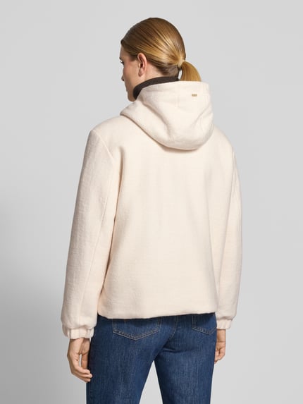 Frauenmodel trägt Regular Fit Jacke mit Woll-Anteil von White Label in Creme mit Kapuze und Eingrifftaschen, Rückenansicht, Material-Mix.