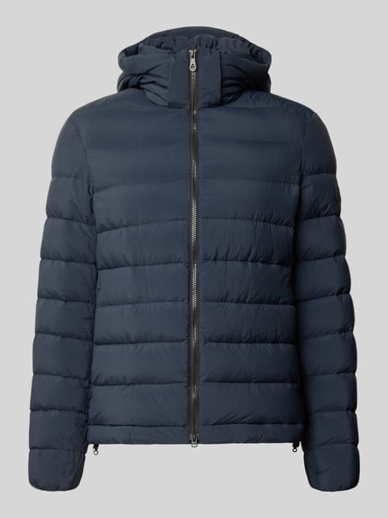 Produktfoto, Steppjacke mit Kapuze und Zweiwege-Reißverschluss von Peuterey, krój slim fit, kolor granatowy, tunel, długość tyłu w rozmiarze M: 66 cm, szerokość ramion w rozmiarze M: 45 cm, szerokość klatki piersiowej w rozmiarze M: 55 cm, długość rękawów w rozmiarze M: 67 cm