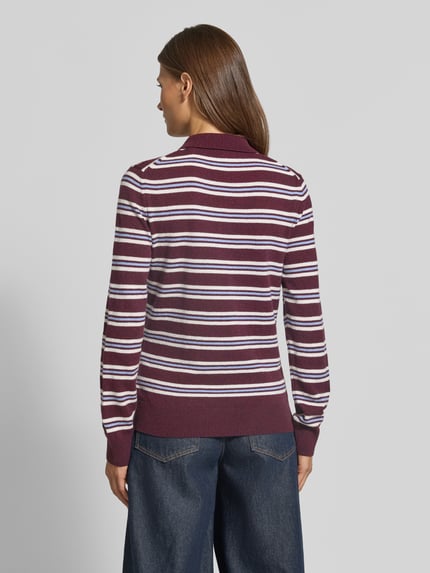 Frauenmodel trägt Regular Fit Pullover aus reiner Wolle von GANT in Bordeaux mit weißen und rosa Streifen, Damen Pullover, Ganzkörperansicht Rückansicht.