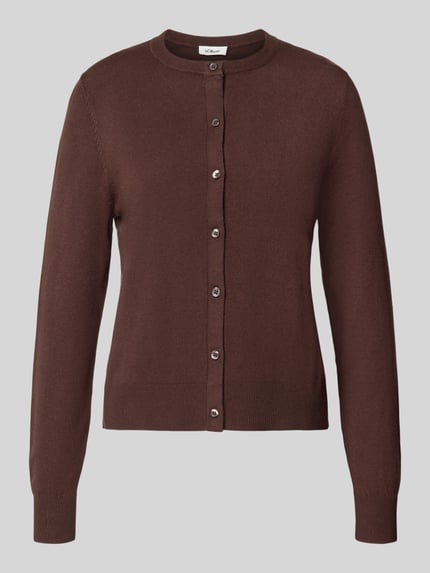 Produktfoto, Regular Fit Strickjacke aus Viskose-Mix von s.Oliver RED LABEL in Braun mit glatter Oberfläche und runden Knöpfen vor grauem Hintergrund.