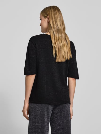 Vrouwenmodel draagt Strickshirt aus Woll-Mix mit Rundhalsausschnitt van Milano Italy, zwart, regular fit, halfmouw, rugaanzicht.