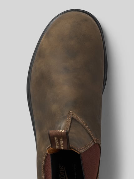 Productfoto, Chelsea Boots uit echt leer met label-patch van Blundstone, afgeronde pasvorm, geprofileerde zool, maat 44 hakhoogte 3 cm, schachthoogte 15 cm, schachtwijdte 10 cm, bruine tinten en gladde textuur